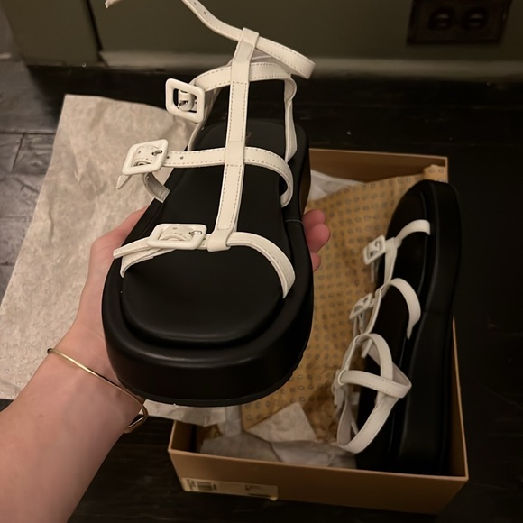 Never worn size 8 Pika Charlotte Stone Sandals - Picture 4 of 4